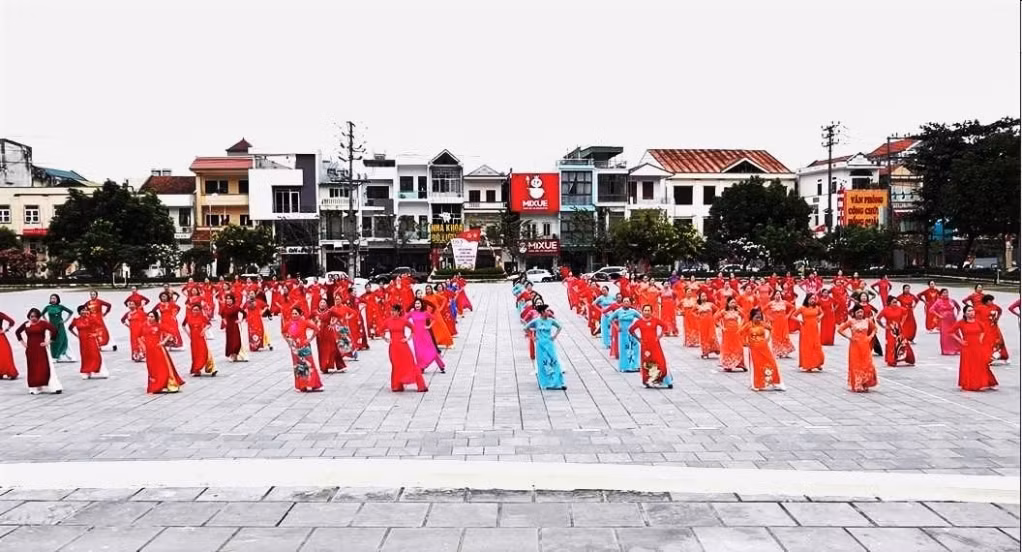 Nhiều hoạt động văn nghệ, dân vũ sôi nổi, hấp dẫn chào mừng sự kiện.