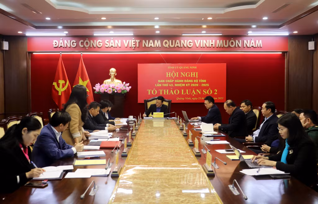Các đại biểu thảo luận tại tổ số 2.