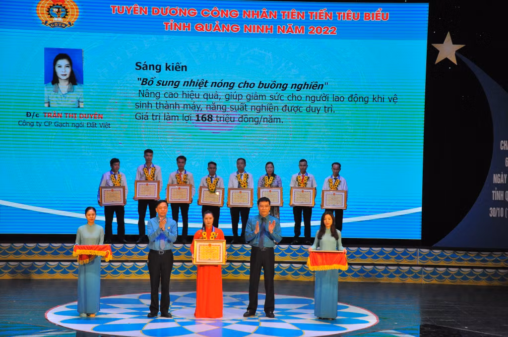 Chị Trần Thị Duyên được tuyên dương công nhân tiên tiến tiêu biểu cấp tỉnh.