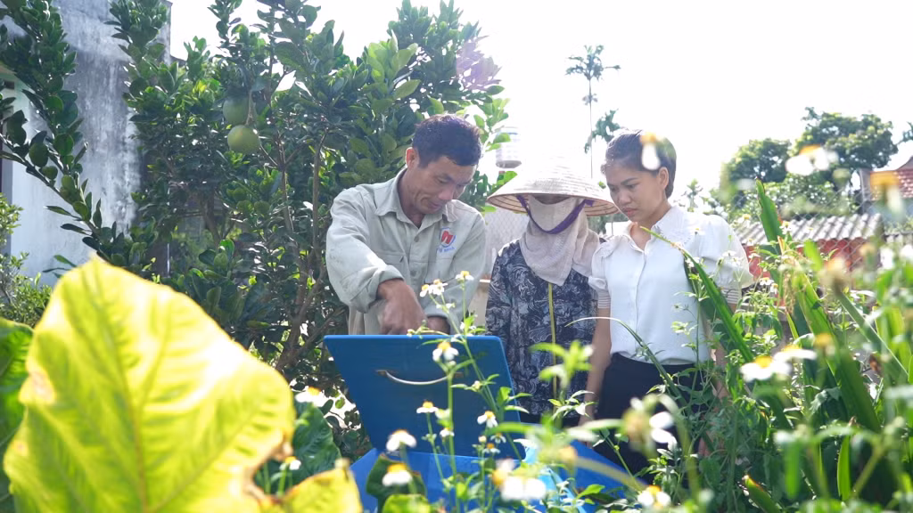 Hội LHPN xã Nguyễn Huệ hướng dẫn gia đình hội viên ủ rác hữu cơ làm phân bón.