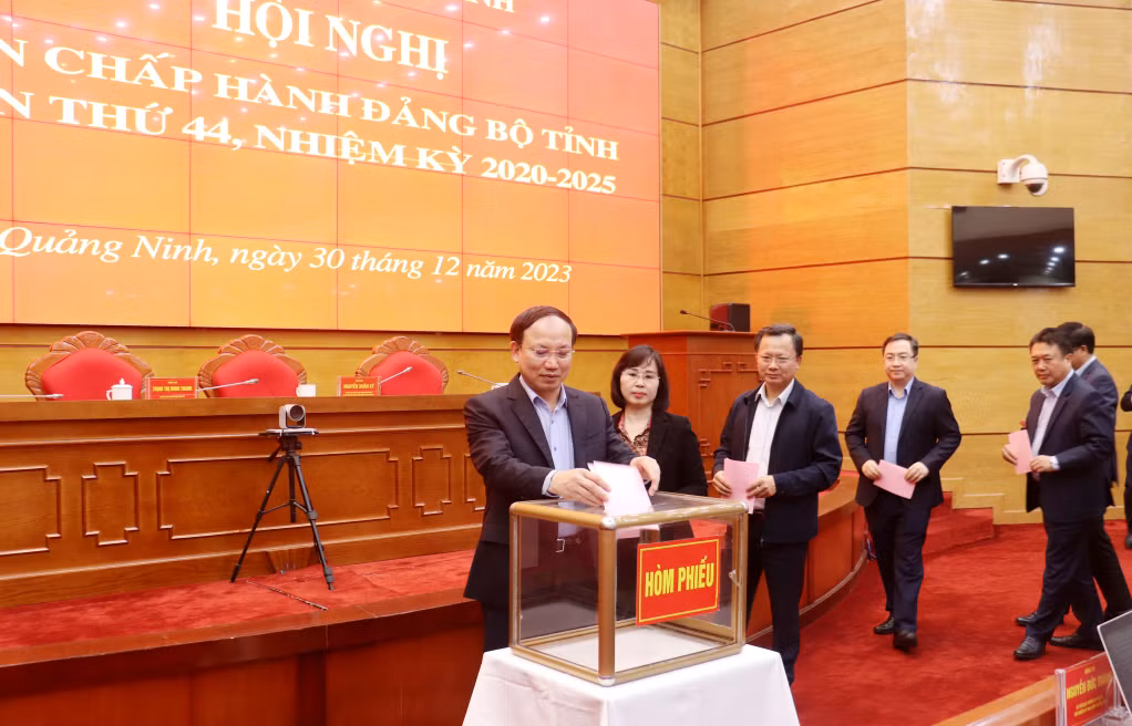 Các đại biểu bỏ phiếu xếp loại Đảng bộ tỉnh năm 2023.