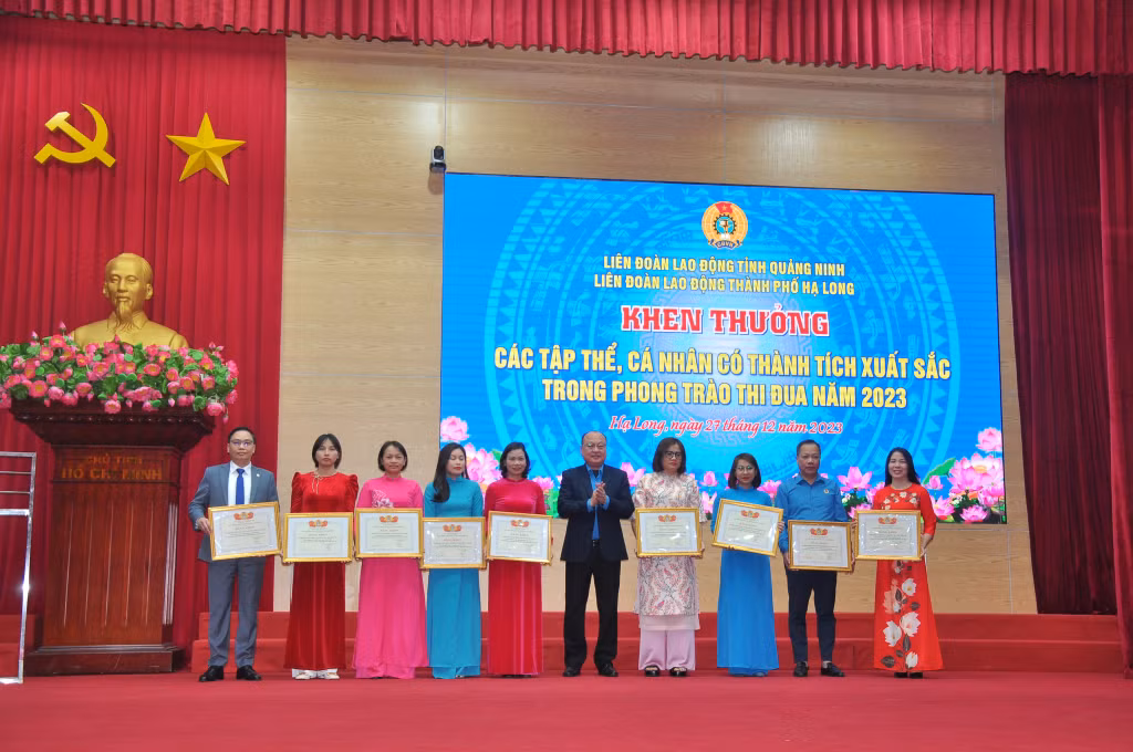 Các tập thể có thành tích xuất sắc được tặng bằng khen của LĐLĐ tỉnh.