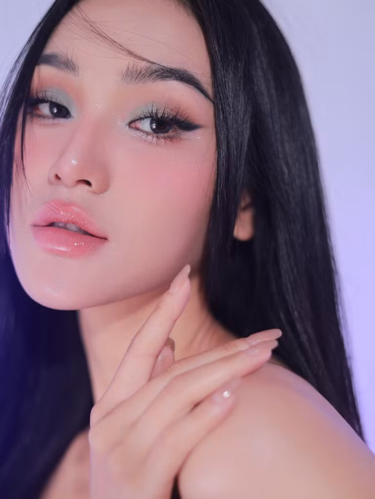 Là diễn viên tay ngang, Cù Thị Trà bắt đầu được biết đến với một số vai phụ trong các phim giờ vàng như: Hành trình công lý, Đừng làm mẹ cáu....