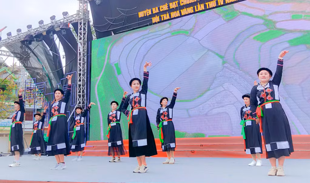 Sôi động giao lưu nhảy dân vũ giữa câu lạc bộ các xã, thị trấn.