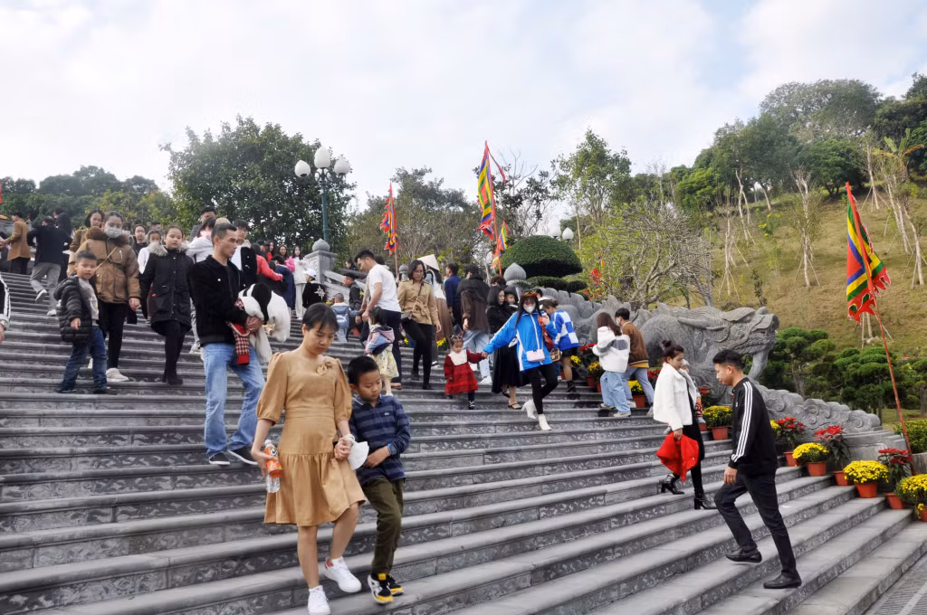 Đền Cửa Ông đón đông đảo du khách tới tham quan, dâng lễ dịp đầu xuân.