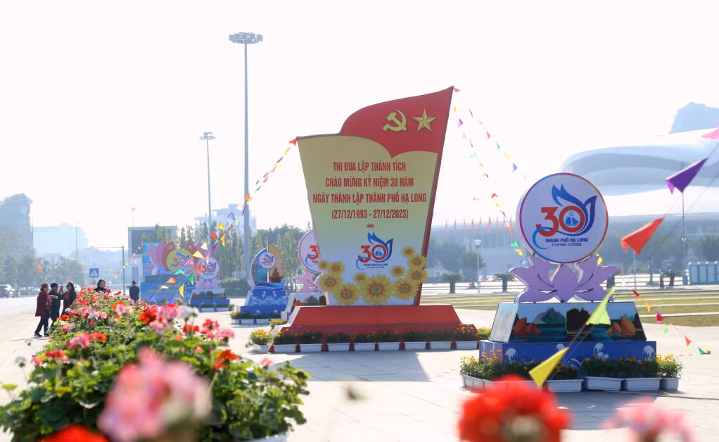 Khu vực Quảng trường 30 tháng 10 - nơi sẽ diễn ra Lễ kỷ niệm 30 năm Ngày thành lập TP Hạ Long được trang hoàng rực rỡ bởi hoa tươi, cờ phướn, biểu trưng...
