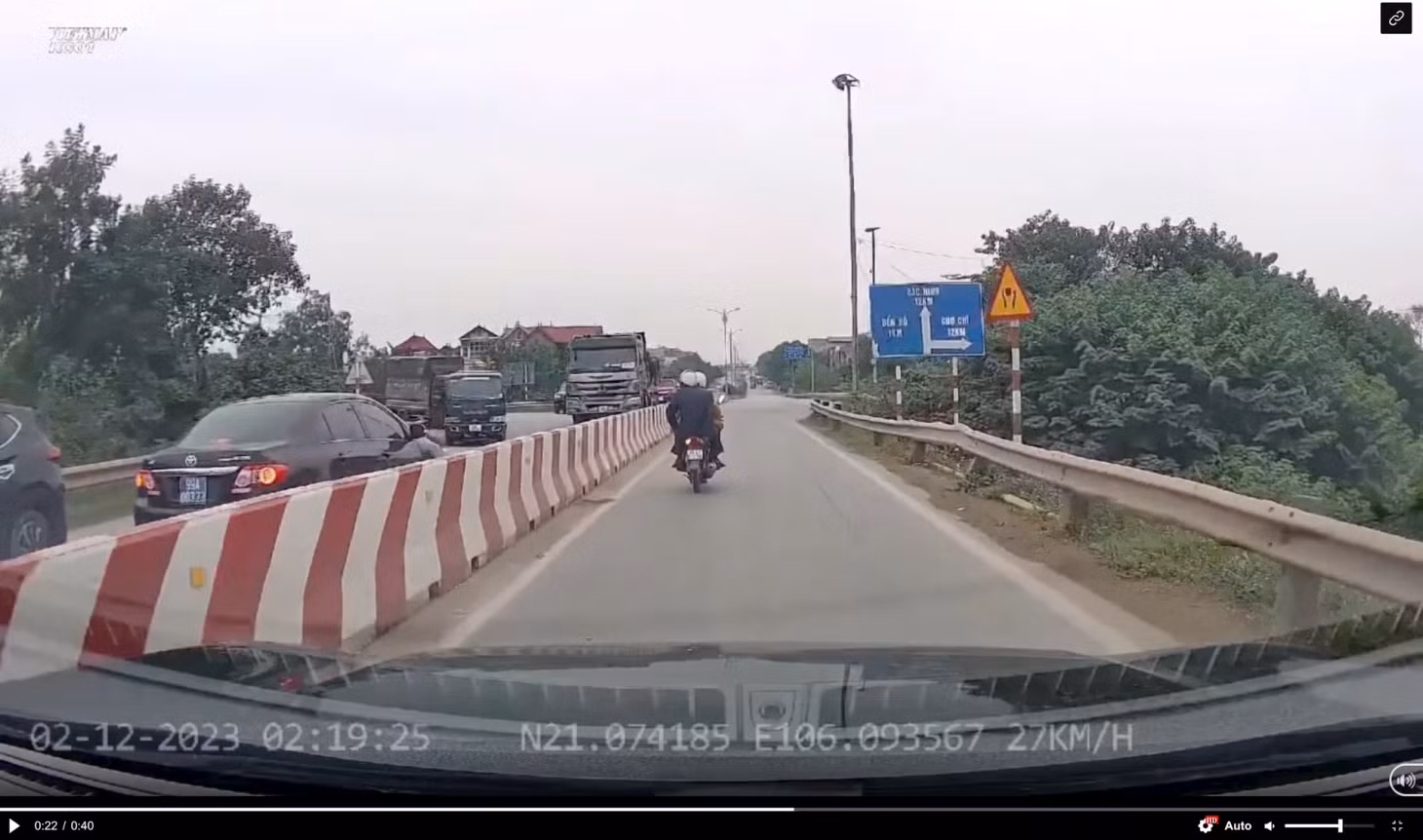 Hình ảnh xe biển xanh đi ngược chiều trên QL38, đoạn qua cầu Hồ, TP Bắc Ninh gây bức xúc dư luận.