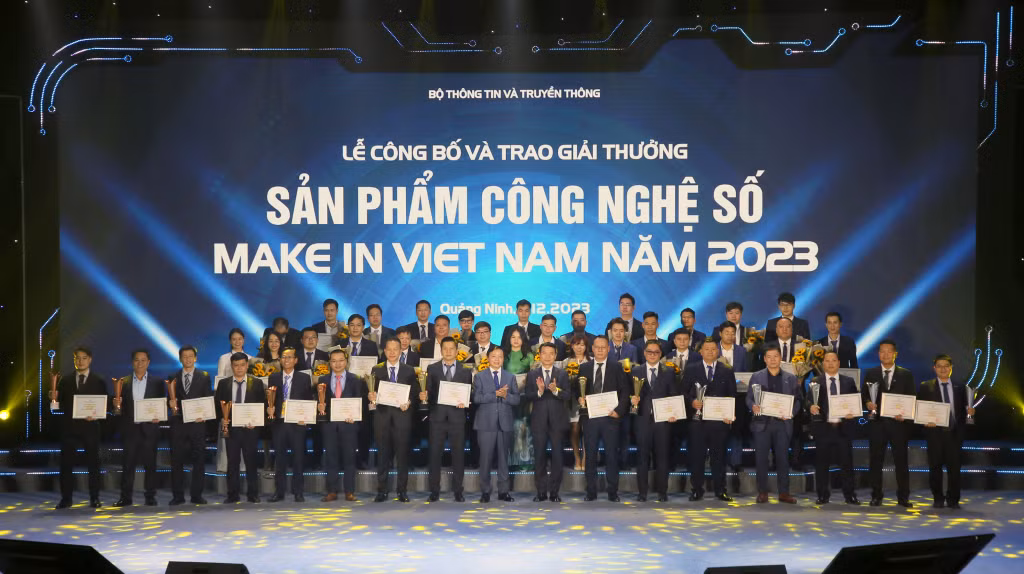 Các doanh nghiệp có sản phẩm đoạt Giải thưởng Sản phẩm công nghệ số Make in Viet Nam năm 2023 được vinh danh trong khuôn khổ Diễn đàn.