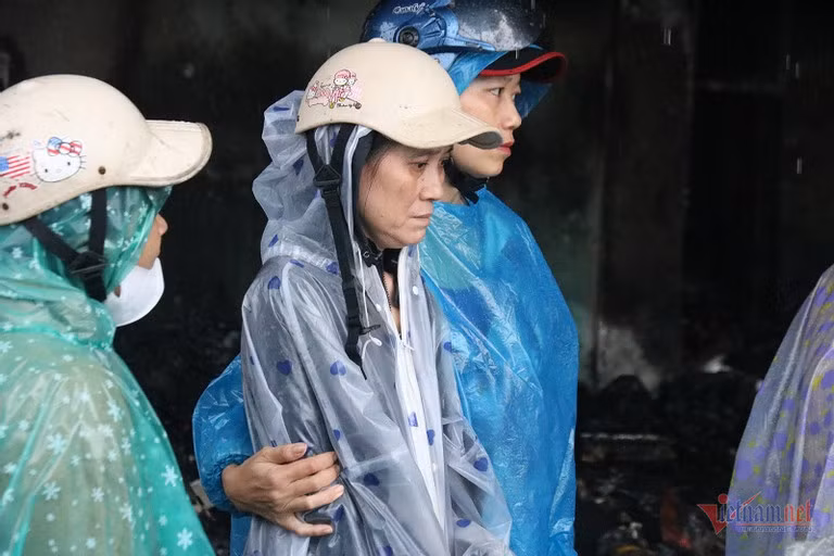 Một số tiểu thương dường như ngã khuỵu, phải nhờ người thân dìu đỡ