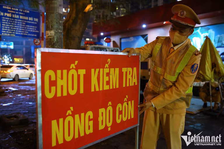 Lực lượng chức năng kiểm tra và xử lý vi phạm nồng độ cồn.