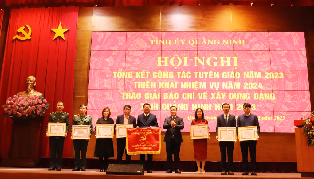 Đồng chí Đặng Xuân Phương, Phó Bí thư Tỉnh ủy trao Cờ của Ban Thường vụ Tỉnh ủy cho đơn vị dẫn đầu ngành Tuyên giáo và tặng 7 Bằng khen cho Ban Tuyên giáo cấp huyện.&nbsp;