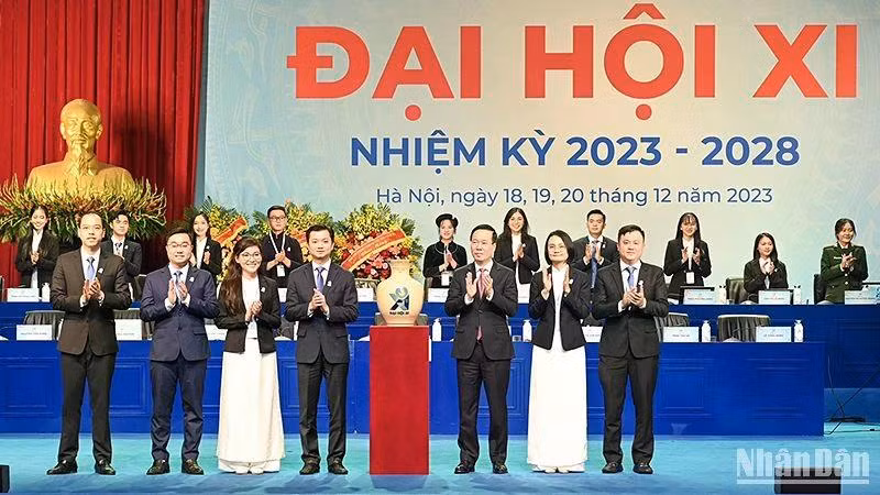 Chủ tịch nước Võ Văn Thưởng (thứ 3 từ phải sang) trao quà tặng Đại hội đại biểu toàn quốc Hội Sinh viên Việt Nam lần thứ XI.