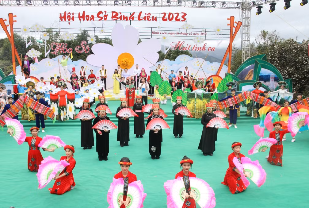 Chương trình nghệ thuật khai Hội hoa Sở Bình Liêu năm 2023 với chủ đề "Hoa Sở hát tình ca" có sự tham gia của 150 diễn viên và nghệ nhân trên địa bàn huyện.