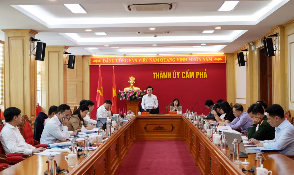 Đồng chí Nguyễn Anh Tú, Tỉnh ủy viên, Bí thư Thành ủy Cẩm Phả, phát biểu tại hội nghị.