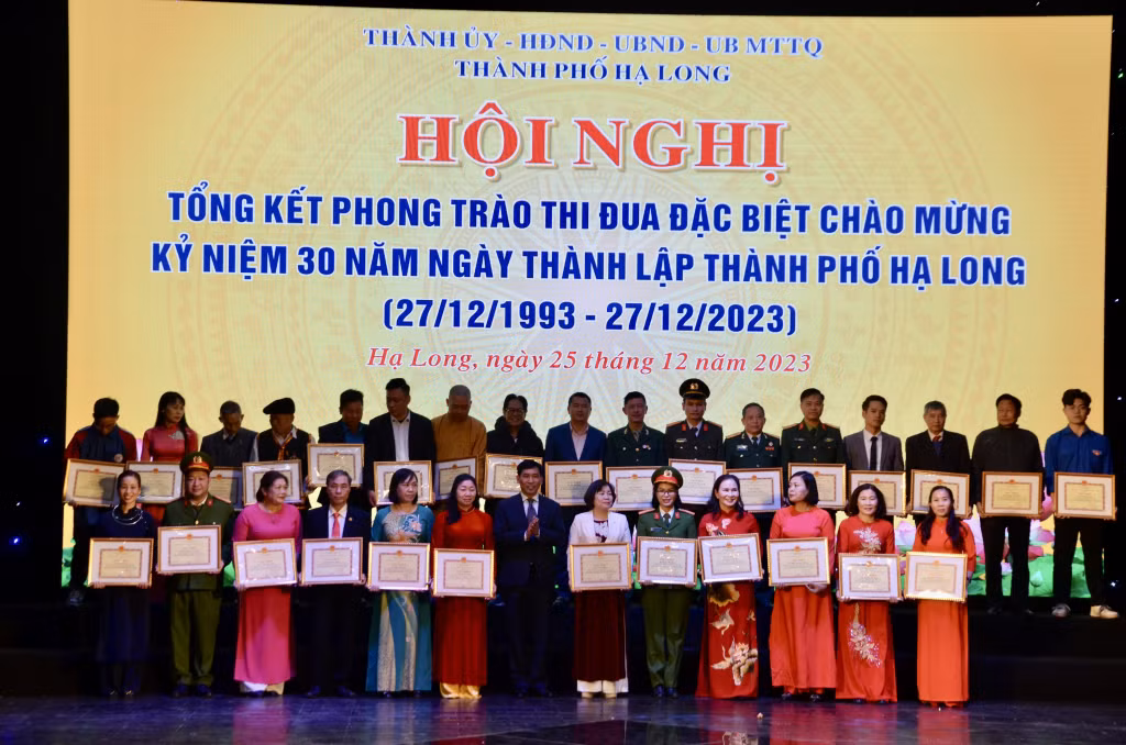 Đồng chí Nguyễn Tiến Dũng, Chủ tịch UBND TP Hạ Long, trao Giấy khen của UBND thành phố cho 30 công dân tiêu biểu, có nhiều cống hiến đóng góp xây dựng thành phố.