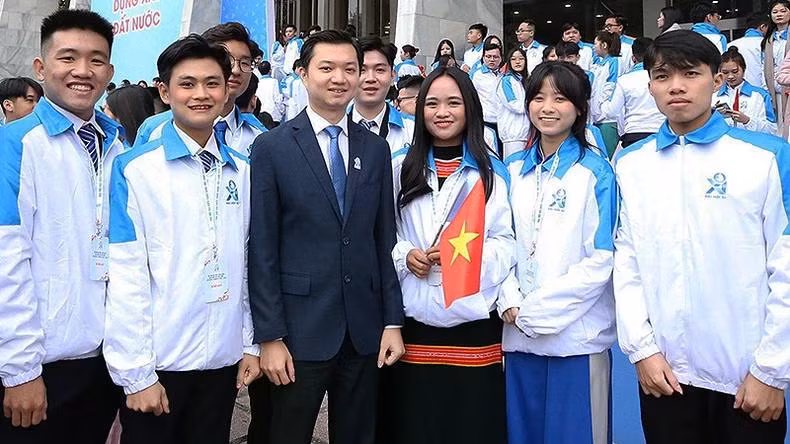 Chủ tịch Hội Sinh viên Việt Nam khóa XI Nguyễn Minh Triết (thứ 3 từ trái sang) cùng các đại biểu bên lề Đại hội.