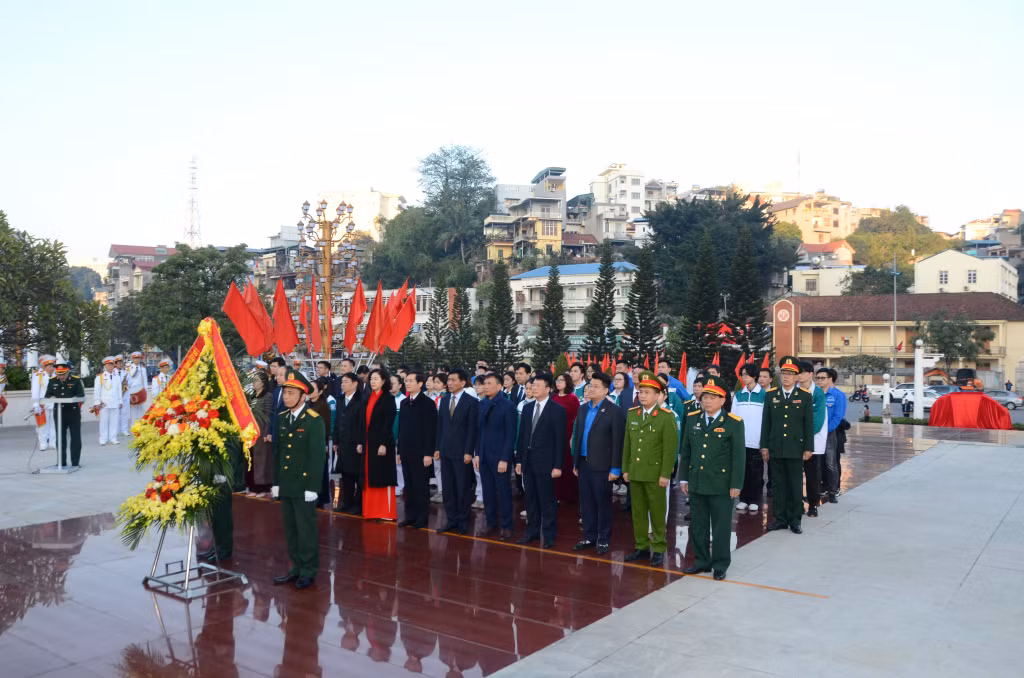 Đoàn đại biểu TP Hạ Long dâng hoa tại Đài tưởng niệm các Anh hùng liệt sĩ.