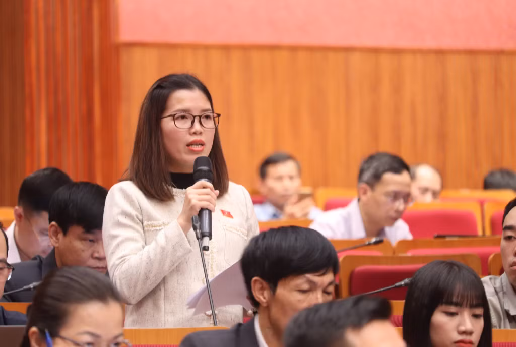 Đại biểu Trần Thị Thiêm, Tổ đại biểu Hải Hà - Đầm Hà, phát biểu thảo luận tại hội trường.