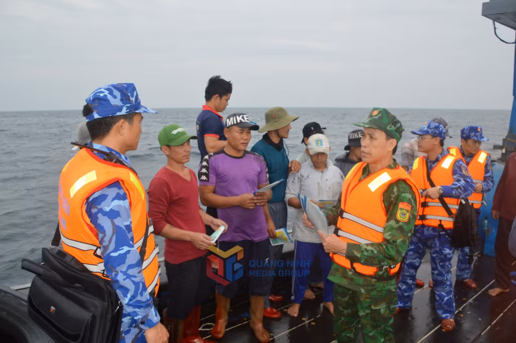 Lực lượng Cảnh sát biển phối hợp với lực lượng Biên phòng tuyên truyền cho bà con ngư dân về chống khai thác hải sản bất hợp pháp, không khai báo và không theo quy định (IUU).