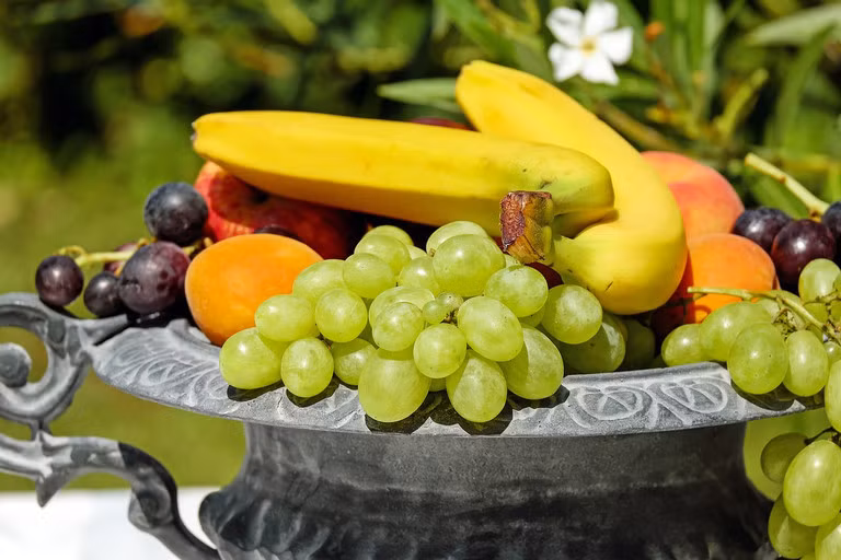 Nhiều người lo lắng khi ăn trái cây có thể khiến hơi thở có cồn. Ảnh minh hoạ: Pixabay.