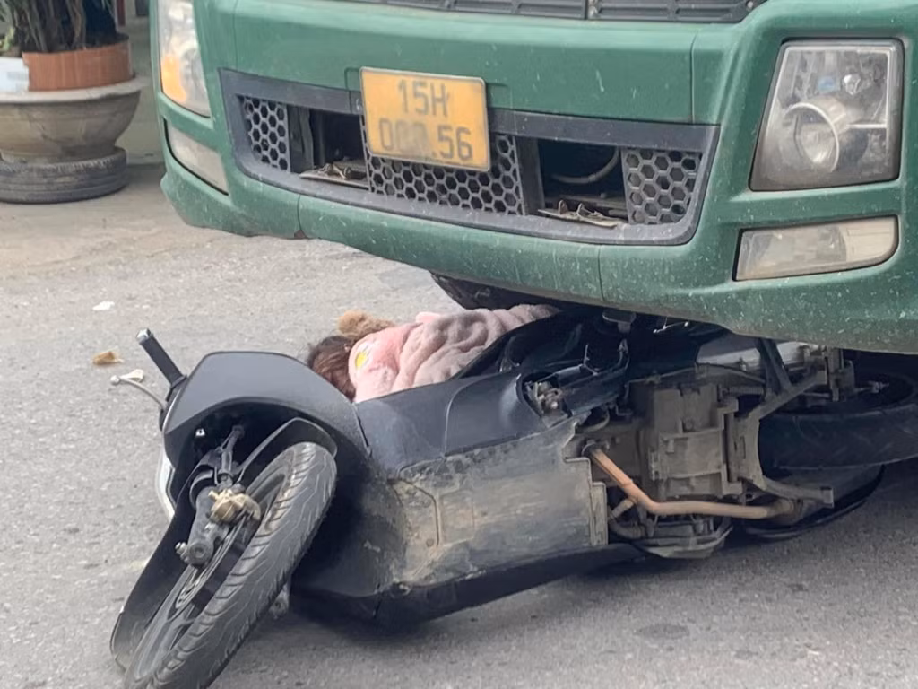 Hiện trường vụ tai nạn khiến cô gái trẻ tử vong.