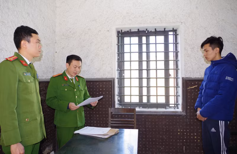 Cơ quan CSĐT Công an Hà Nam đọc quyết định Khởi tố bị can đối với Phạm Đình Huân.