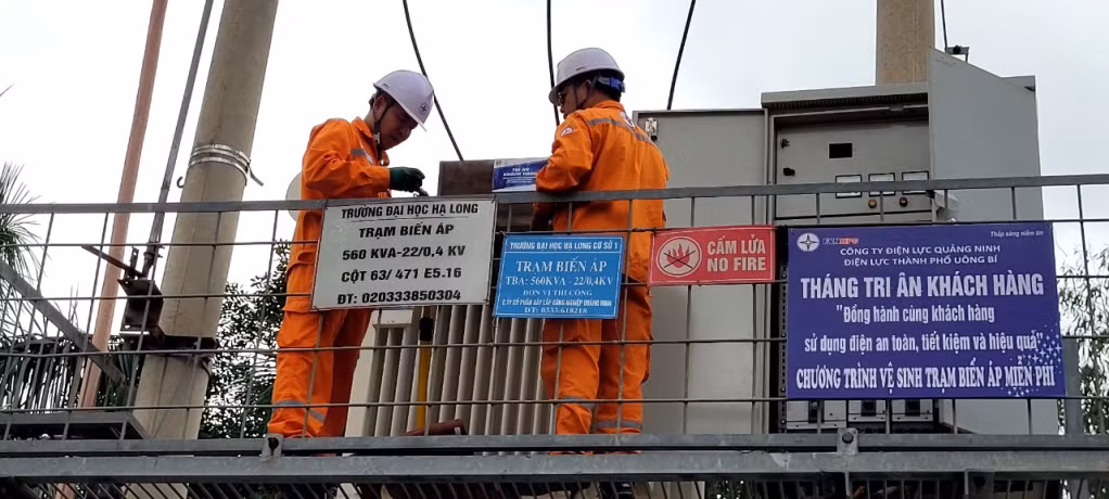 Công nhân Điện lực TP Uông Bí bảo dưỡng vệ sinh trạm biến áp 560 kVA -22/0,4 kV Trường Đại học Hạ Long.