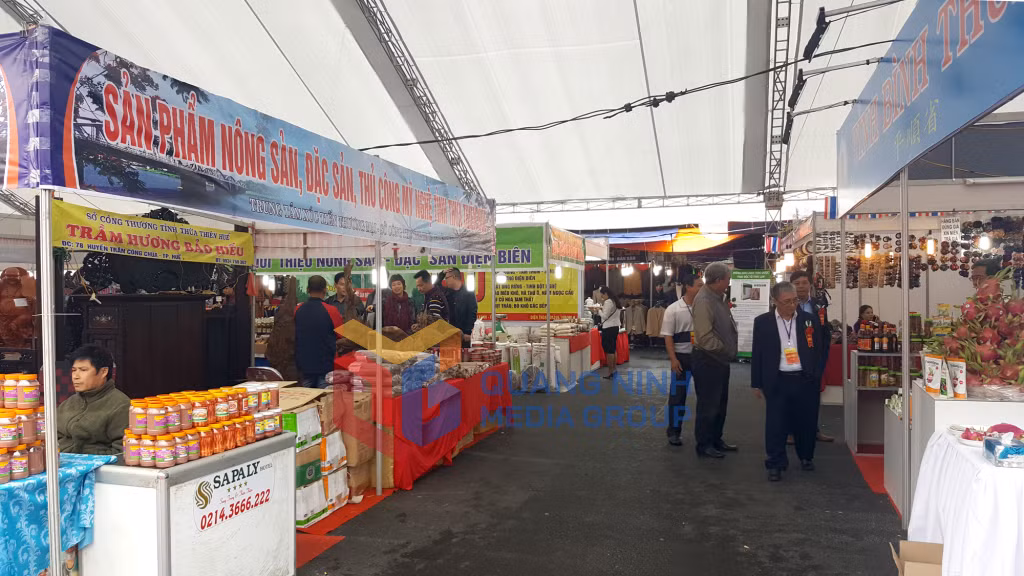 2017-12_Khách hàng mua sắm tại hội chợ Thương mại, Du lịch quốc tế Việt – Trung lần thứ 15 năm 2017. Ảnh: Hữu Việt.