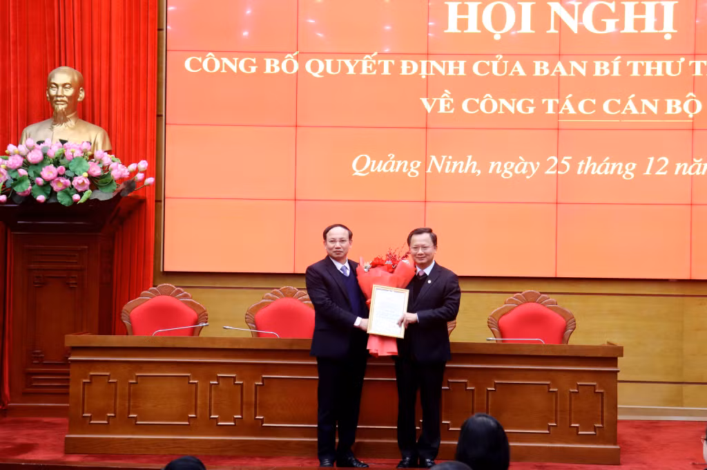 Thừa ủy quyền của Ban Bí thư Trung ương Đảng, đồng chí Nguyễn Xuân Ký, Ủy viên Trung ương Đảng, Bí thư Tỉnh ủy, Chủ tịch HĐND tỉnh trao Quyết định cho đồng chí Cao Tường Huy.