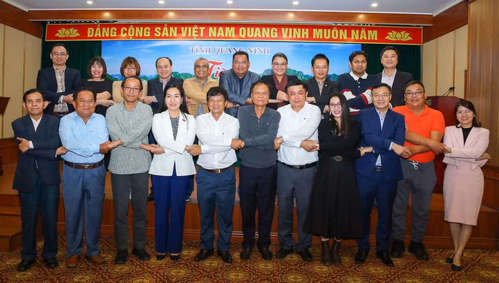 Các đại biểu của đoàn nhà báo ASEAN, Hội Nhà báo Việt Nam, lãnh đạo tỉnh Quảng Ninh, đại diện Hội Nhà báo tỉnh Quảng Ninh và Trung tâm truyền thông Quảng Ninh chụp ảnh lưu niệm.