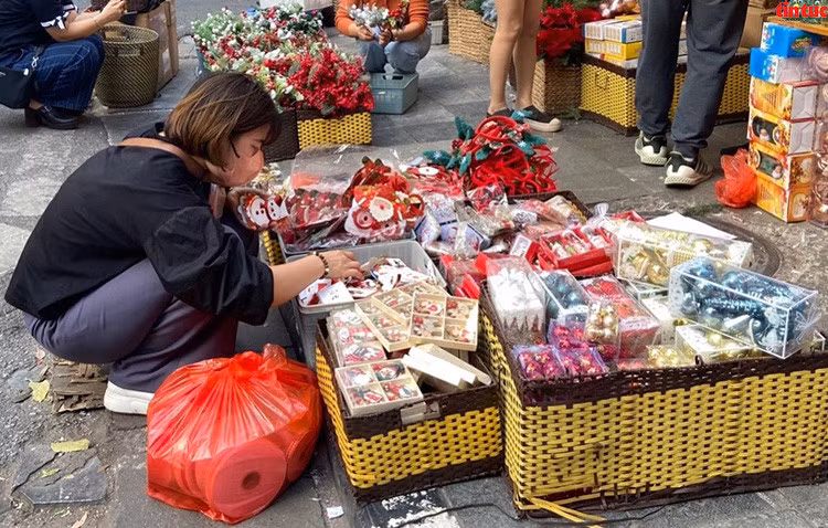 Một khách hàng đang lựa chọn đồ trang trí Giáng sinh.