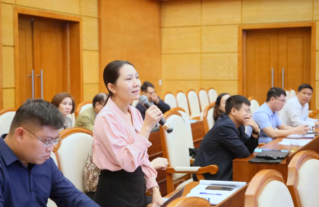Các đại biểu trao đổi, thảo luận một số vấn đề liên quan đến công tác phòng, chống tham nhũng.