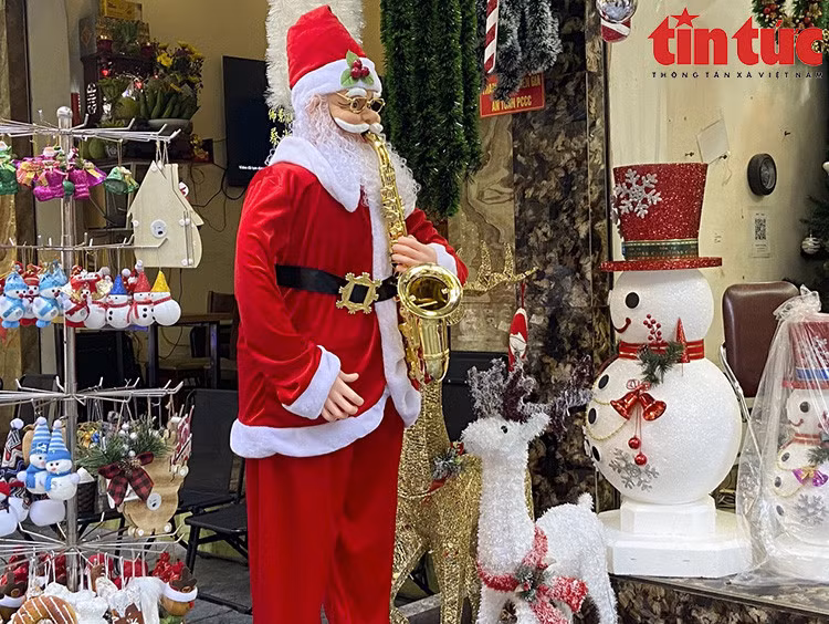 Ông già Noel được bày bán trước một cửa hàng trên phố Hàng Mã.