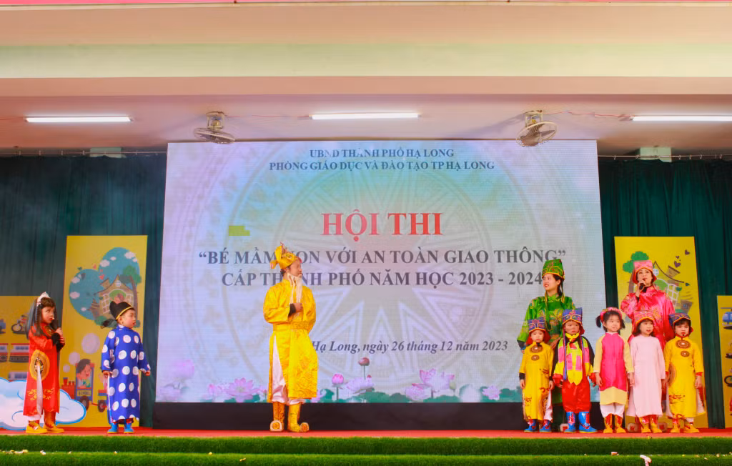 Phần thi chào hỏi các đội giới thiệu về các thành viên và thông điệp mang tới Hội thi.