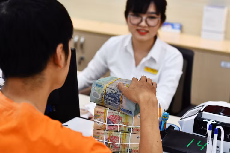 Chuyên gia chứng khoán Tống Minh Tuấn cho rằng các ngân hàng vẫn còn dư địa để giảm lãi suất huy động. (Ảnh: Hoàng Hà).
