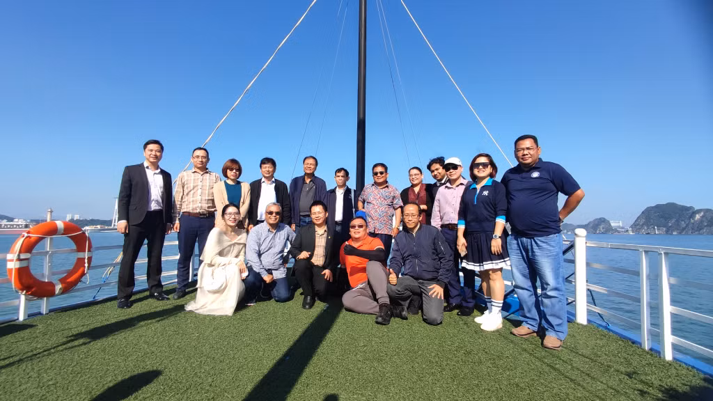 Đoàn nhà báo ASEAN tham quan Vịnh Hạ Long.