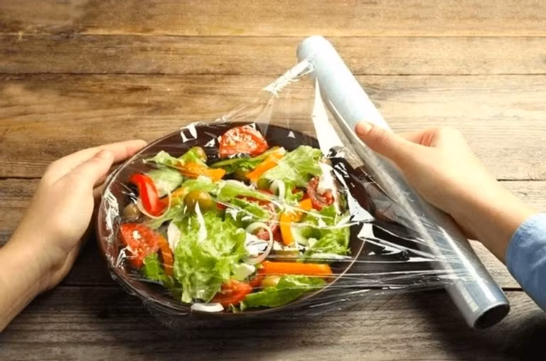 Dùng màng bọc thực phẩm bảo quản sai cách có thể khiến thức ăn sinh vi khuẩn nhiều hơn. Ảnh: Shutterstock