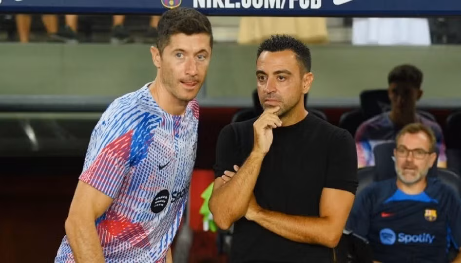 Lewandowski sa sút không phanh.