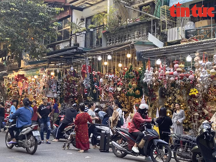 Không khí tấp nập mua bán trên phố Hàng Mã.