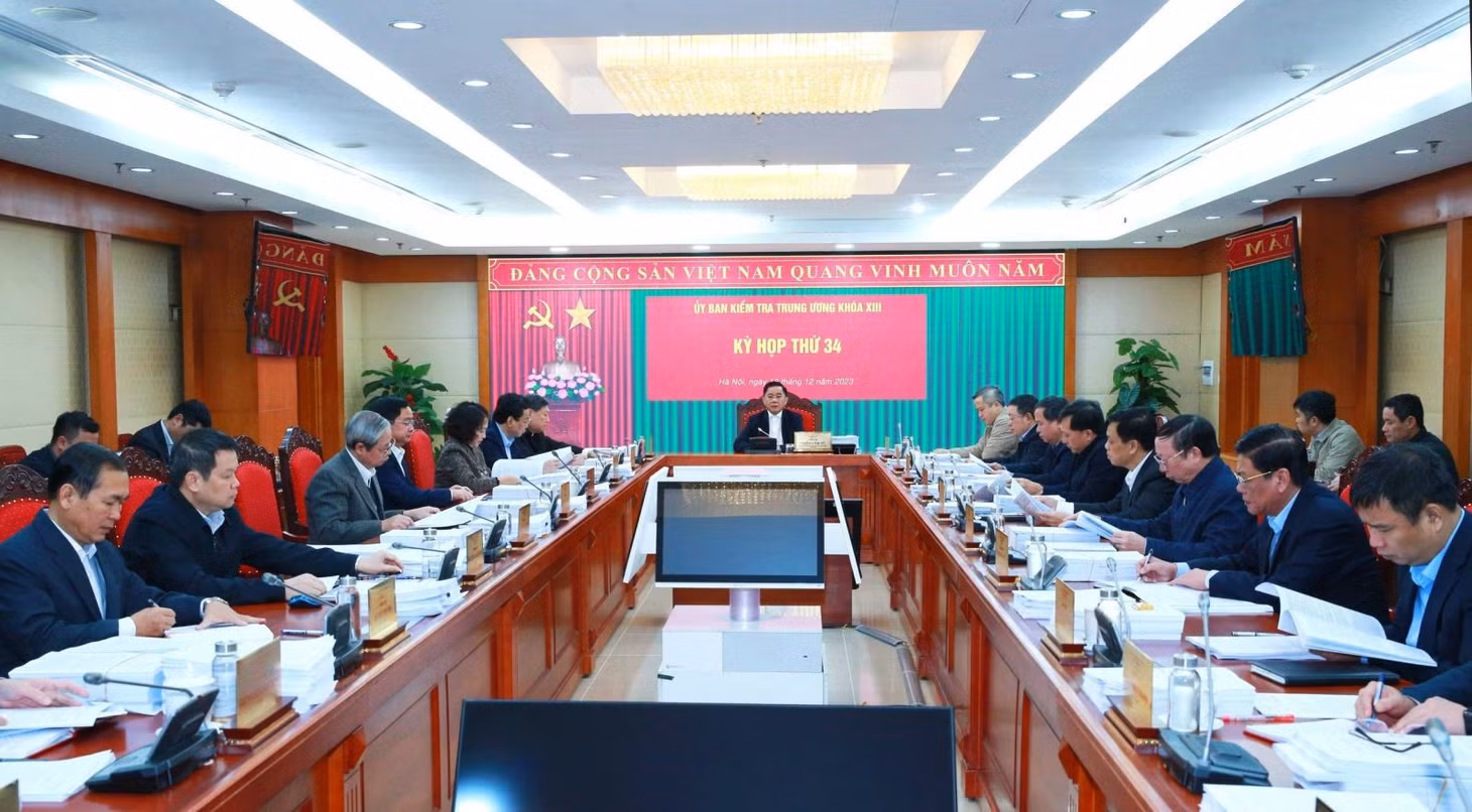 Đồng chí Trần Cẩm Tú, Ủy viên Bộ Chính trị, Bí thư Trung ương Đảng, Chủ nhiệm Ủy ban Kiểm tra Trung ương chủ trì Kỳ họp.