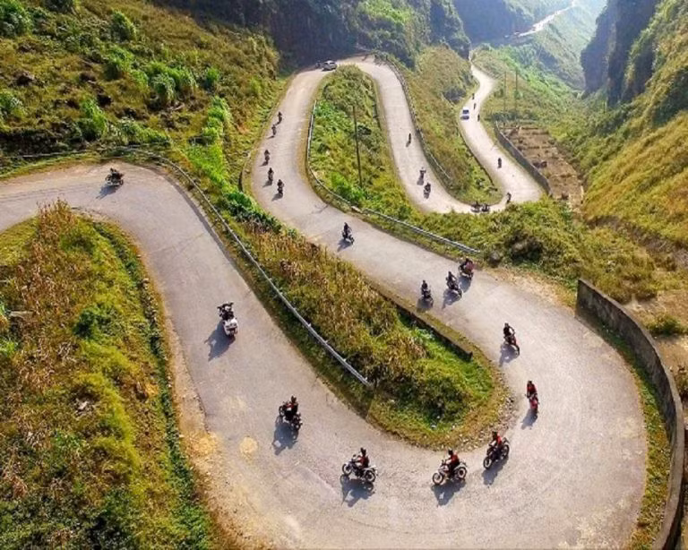 Phượt trên các cung đường cua tay áo cũng là một môn thể thao mạo hiểm mà nhiều phượt thủ muốn trải nghiệm.