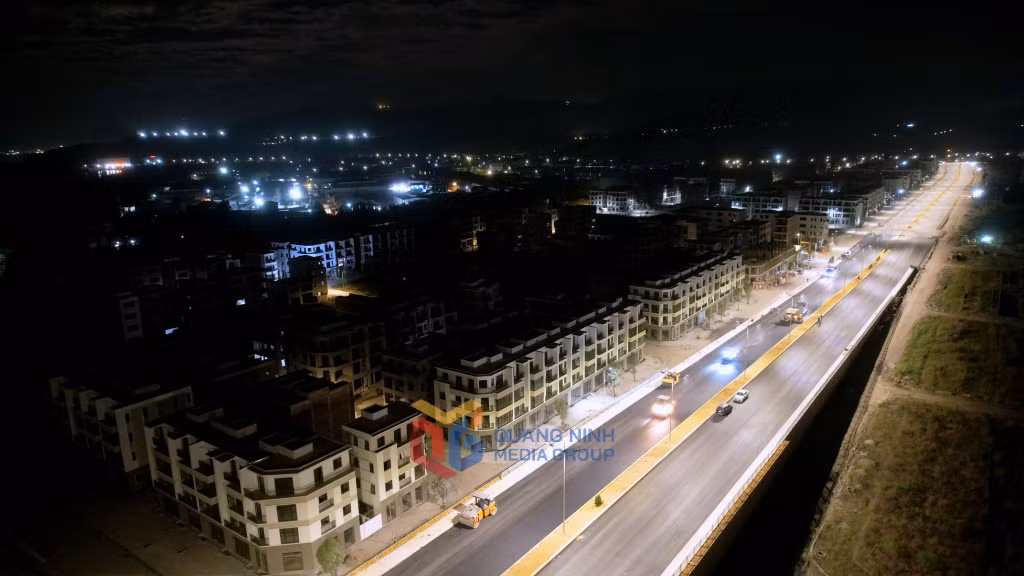 Các nhà thầu thi công đang đẩy nhanh hoàn thiện những phần việc còn lại trong những ngày cuối cùng của năm 2023.