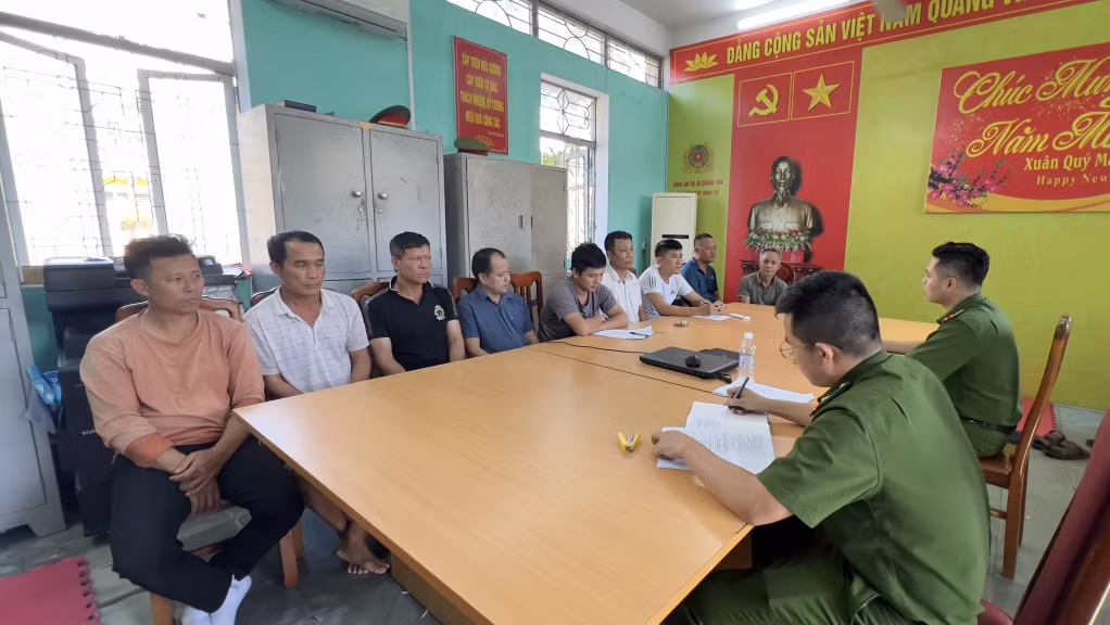 Công an TX Quảng Yên xử lý nhóm đối tượng có hành vi đánh bạc.