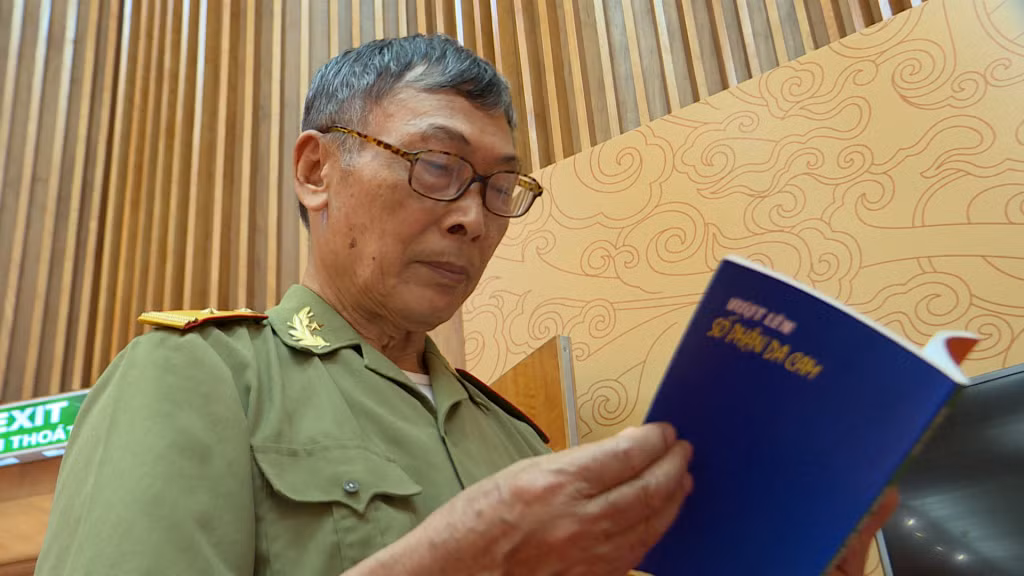 Nhà văn Lương Liễm đọc sách viết về chiến tranh.