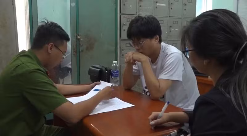 Đối tượng Kim Jeehoon tại cơ quan điều tra.