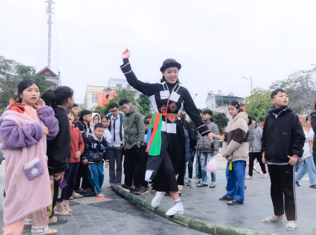... khéo léo khi đi cầu tre,