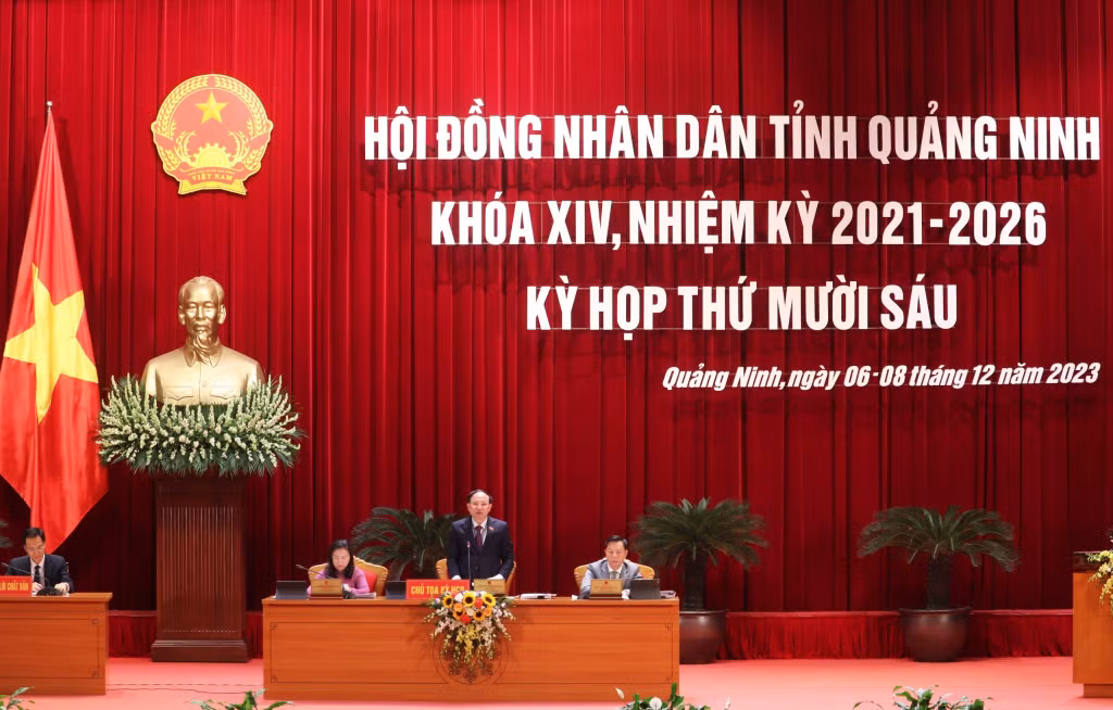 Đồng chí Nguyễn Xuân Ký, Ủy viên Trung ương Đảng, Bí thư Tỉnh ủy, Chủ tịch HĐND tỉnh kết luận nhóm nội dung chất vấn thứ nhất.