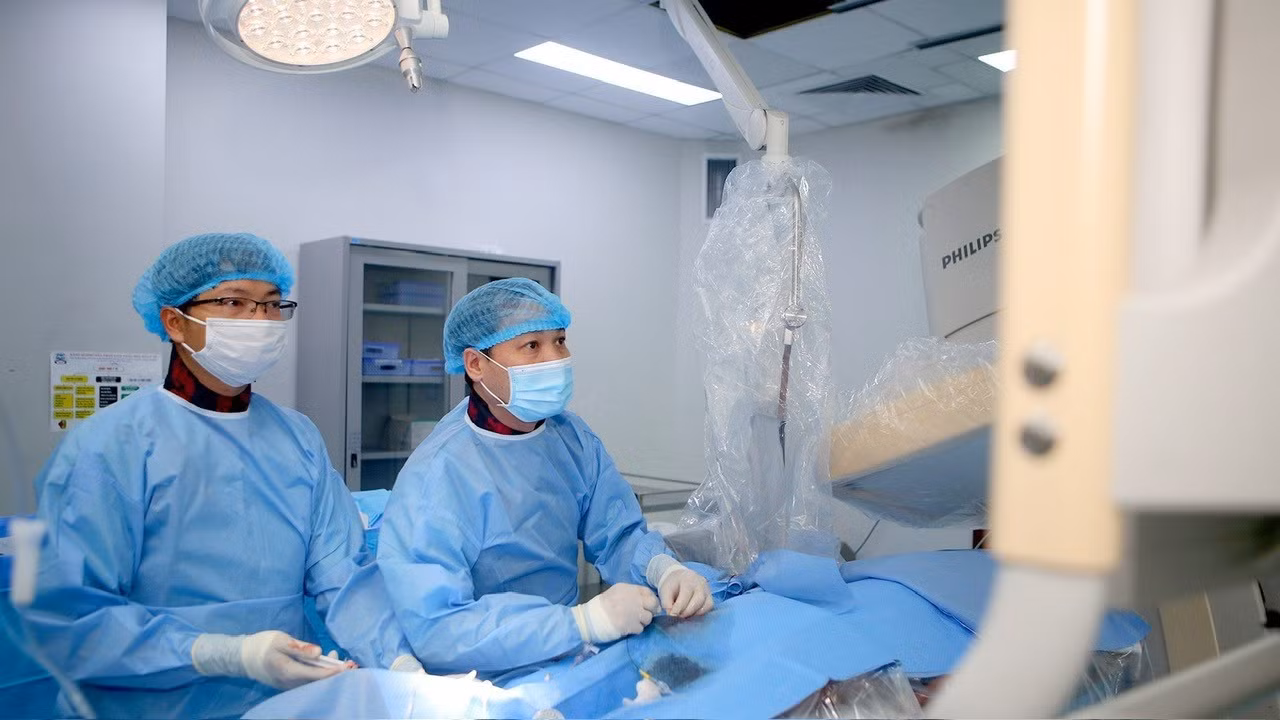 TS.BS Hồ Anh Bình (bên phải), Giám đốc Trung tâm Tim mạch (Bệnh viện Trung ương Huế) thực hiện can thiệp cấp cứu bệnh nhân.