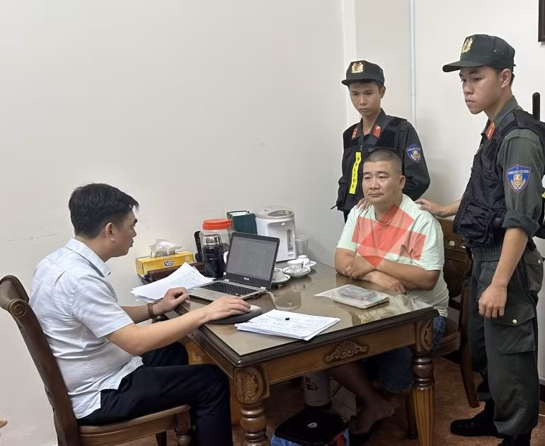 Cơ quan Công an lấy lời khai đối tượng Bùi Trương Ngọc Thư (X).