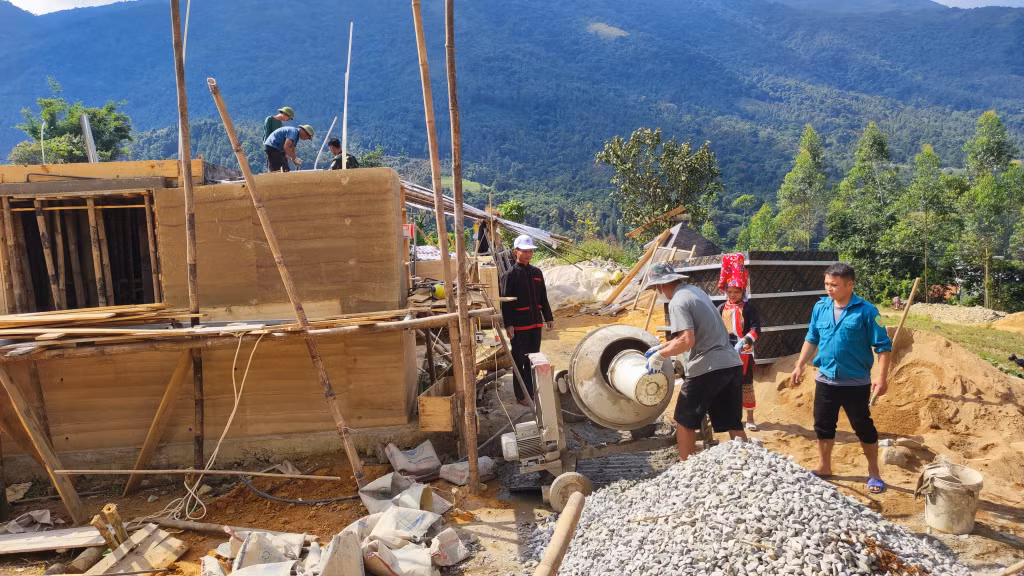 Homestay mô phỏng nhà trình tường người Dao của gia đình anh Dường Phúc Thím đang được xây dựng.